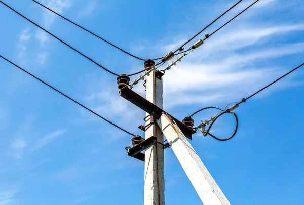 Pylon de eletricidade de alta tensão com fios — Fotografia de Stock