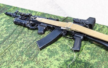 Kalaşnikof ak-47 tüfek altında varil bombaatar ile 