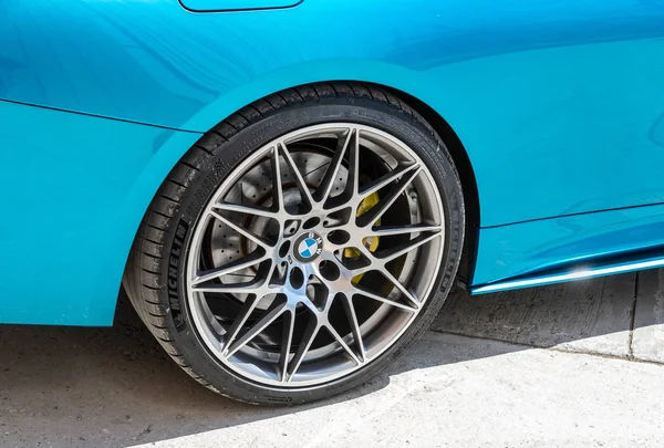 BMW roda dengan Michelin profil rendah ban — Stok Foto