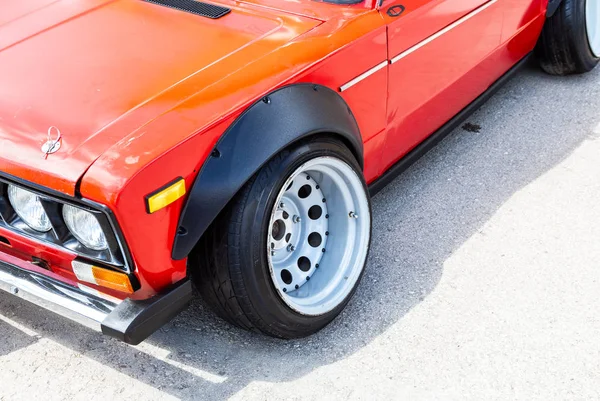 Roda automotiva sintonizada moderna em disco de metal — Fotografia de Stock