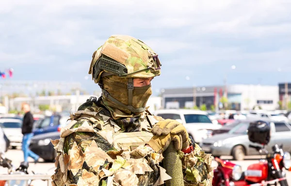 Soldato russo in uniforme militare mimetica con fucile da cecchino — Foto Stock