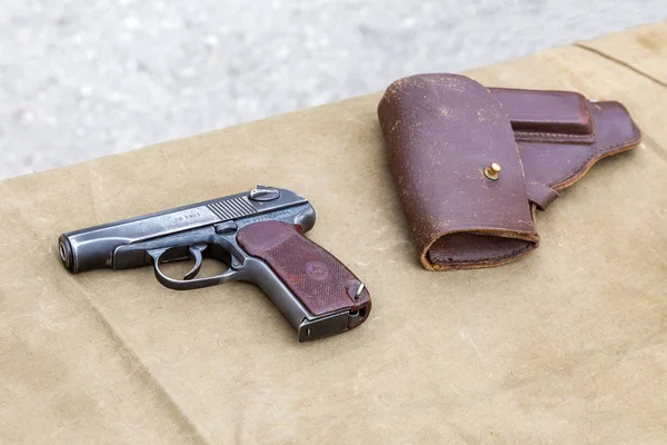 Sovětský Makarov armádní pistole a pouzdra — Stock fotografie