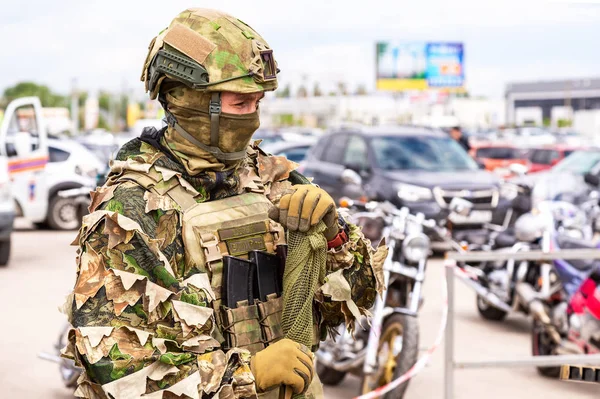 Rysk soldat i kamouflage Arméuniform med prickskyttegevär — Stockfoto