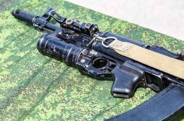 Namlu altı bombaatar ile Rus tüfeği 