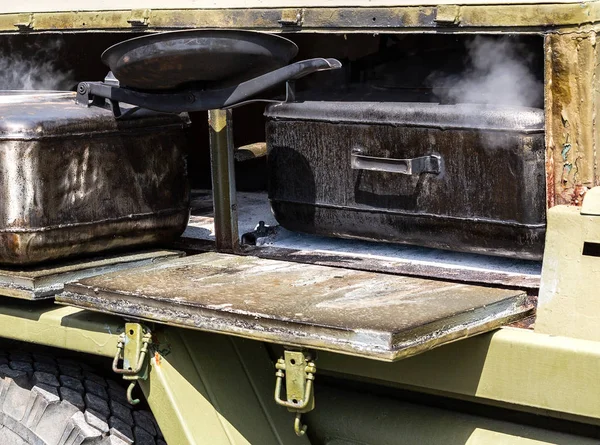 Mobiler Metall-Küchenherd für die Ernährung der Soldaten — Stockfoto