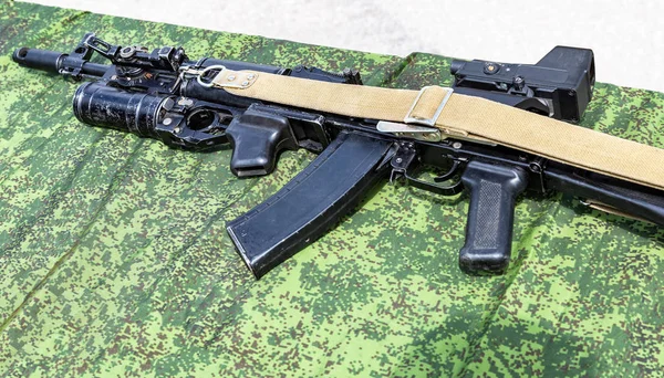 Russisk rifle med håndgranatkaster. – stockfoto