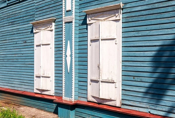 Houten luiken op de ramen van het oude huis — Stockfoto