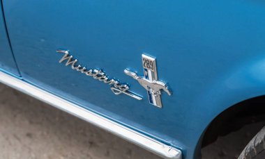 Retro araba Ford Mustang amblemi