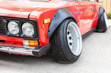 Tuning jantlar ile Vintage Rus otomobil Lada