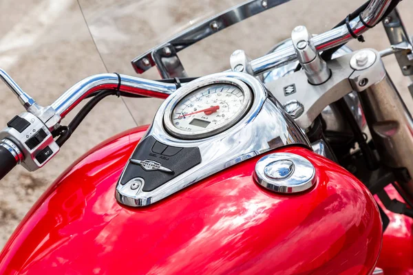 Motosikletin hız göstergesi ve yakıt tankı — Stok fotoğraf