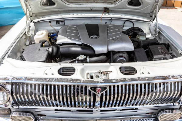Auto-Motor von Toyota in Wolga-Fahrzeug — Stockfoto