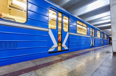 Metro istasyonunda mavi metro treni 