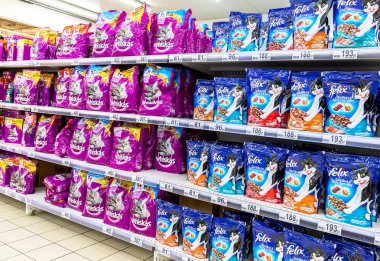 Çeşitli taze kedi maması satışa hazır