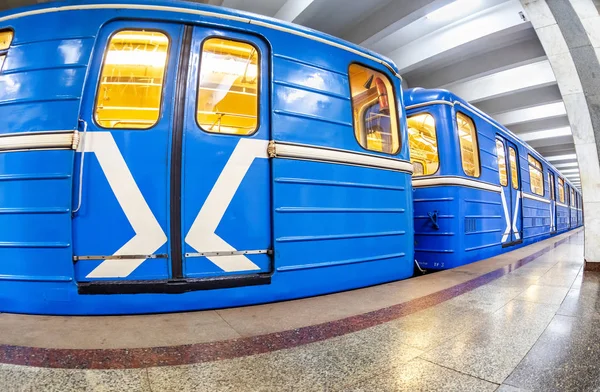 Train de métro bleu à la station de métro — Photo