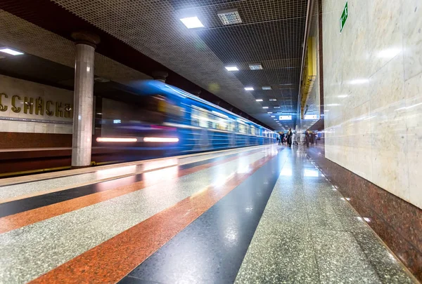 Pociąg metra w ruchu na stacji metra — Zdjęcie stockowe