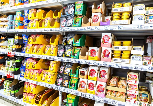 Vários alimentos frescos para cães prontos para venda — Fotografia de Stock