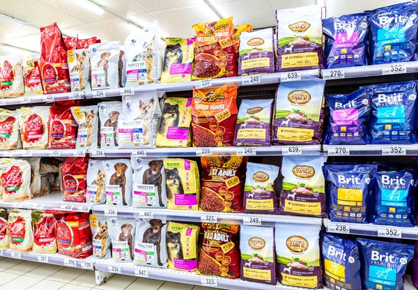 Varios alimentos frescos para perros listos para la venta — Foto de Stock