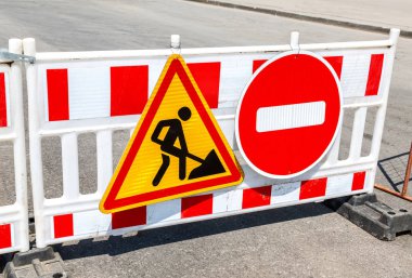 Şehir caddesinde trafik işaretleri var.