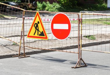 Şehir caddesinde trafik işaretleri var.