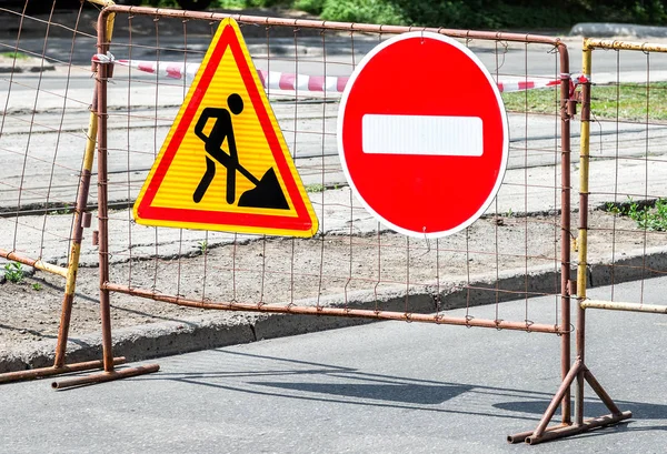 Carretera trabaja señal de tráfico en la calle de la ciudad — Foto de Stock