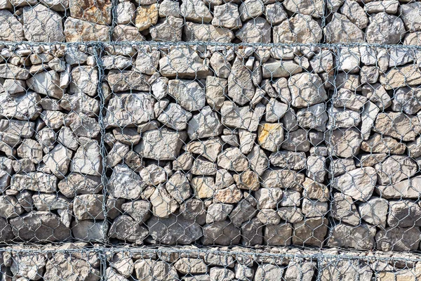 Steinmauer mit Metallgitter als Hintergrund — Stockfoto