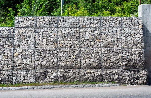 Valla de protección o pared hecha de gaviones con piedras — Foto de Stock