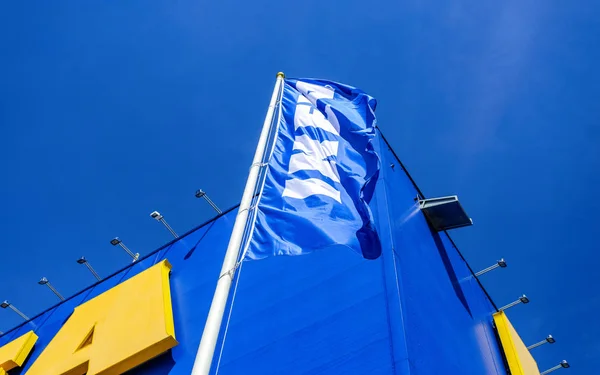 De vlaggen van IKEA dichtbij de opslag van IKEA — Stockfoto