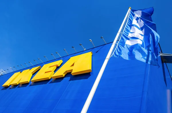 De vlaggen van IKEA dichtbij de opslag van IKEA — Stockfoto