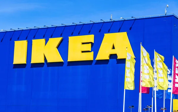 Флаги IKEA рядом с магазином IKEA — стоковое фото