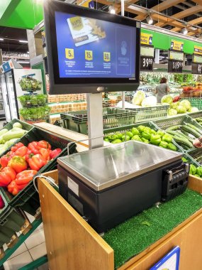 Lenta mağazanın sebze departmanında elektronik ölçekler
