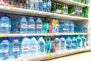 Farklı şişe taze serin su 