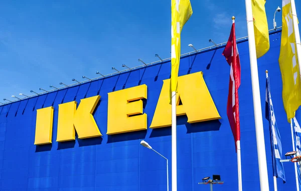 Ikea-Flaggen in der Nähe des Ikea-Marktes — Stockfoto