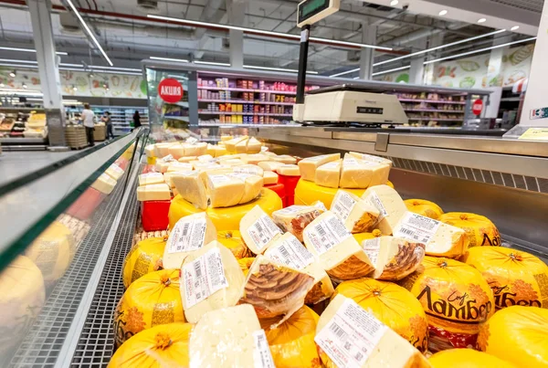 Chutný čerstvý sýr připravený k prodeji — Stock fotografie