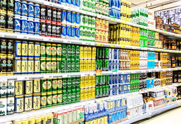 Diferentes latas de cerveza con cerveza fresca fresca —  Fotos de Stock