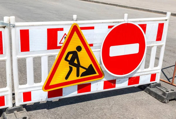 Carretera trabaja señal de tráfico en la calle de la ciudad — Foto de Stock