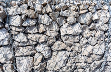 Arka plan dokusu olarak metal ızgaralı taş duvar