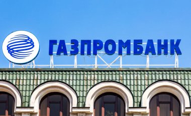 Mavi gökyüzüne karşı Rus Gazprombank logosu