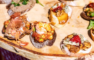 Ahşap tahta üzerinde çeşitli dolgulu sandviçler