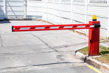 Bom bariyer kapısı girişi birer