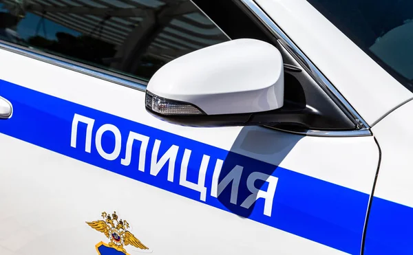 Opschrift "politie" in het bestuur van het Russische politievoertuig — Stockfoto