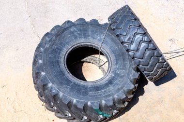 Spor egzersizleri için bir kamyondan iki ağır lastik