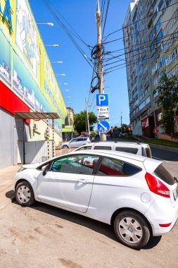 Şehir caddesine park edilmiş farklı araçlar