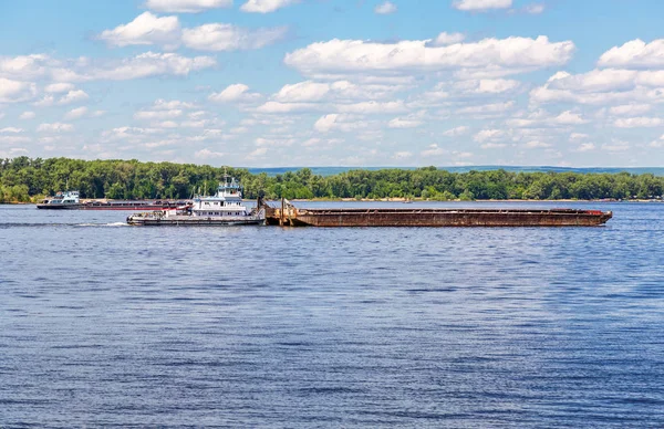 Cargo barge flyter längs floden — Stockfoto