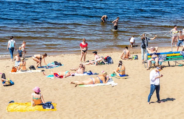 People rest at the river sand beach — Stock Photo, Image