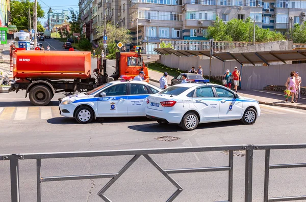 Тяжелые грузовики КАМАЗ и полицейские машины перекрывают улицу — стоковое фото