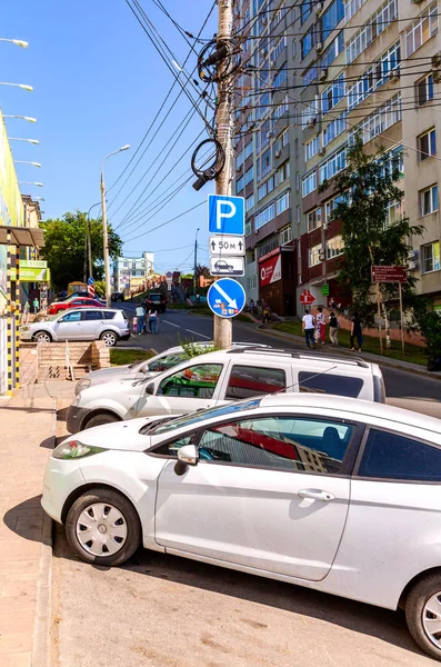 Různá vozidla zaparkovaná na městské ulici — Stock fotografie