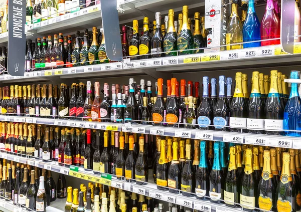 Verschiedene alkoholische Getränke in Flaschen stehen zum Verkauf bereit — Stockfoto