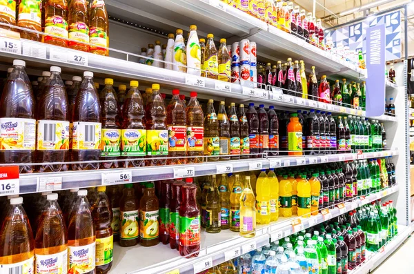 Limonada e água com gás nas prateleiras — Fotografia de Stock