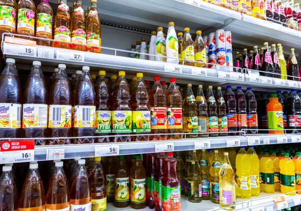 Limonada y agua de soda en los estantes — Foto de Stock