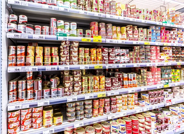 Várias carnes enlatadas em latas para venda — Fotografia de Stock